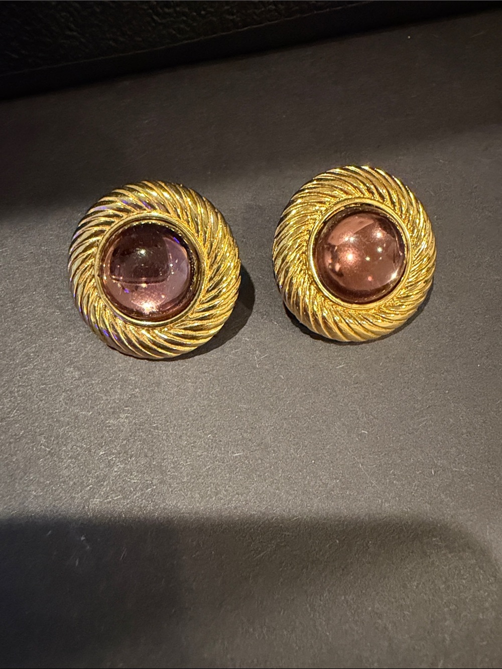 💜VTG 80’S MONET GOLD TONE RIBBED BYZANTINE-STYLE ORDER/CENTRAL CABOCHON STONE
